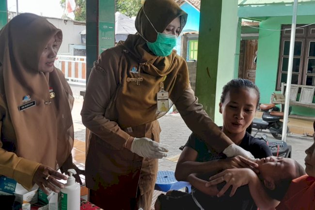 PEMBERIAN VITAMIN A DI POSYANDU ILP MAWAR 2 DUKUH GILIGAN DESA REJOSO