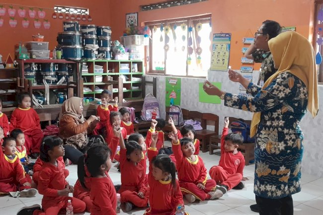 PENYULUHAN DAN PEMBERIAN OBAT CACING KE TK PERTIWI 2 KRAGUMAN 15 AGUSTUS 2025