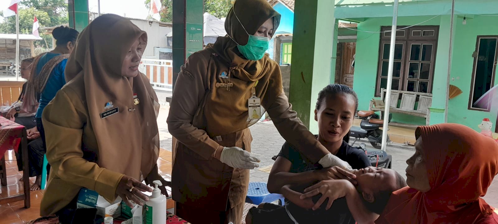 PEMBERIAN VITAMIN A DI POSYANDU ILP MAWAR 2 DUKUH GILIGAN DESA REJOSO